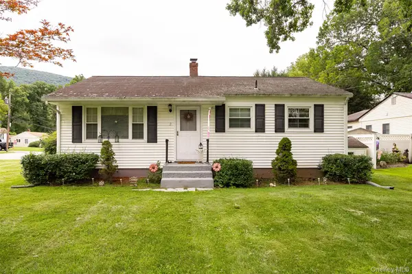 2 Park LN, Beacon, NY 12508