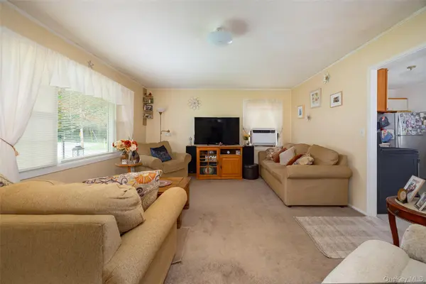 2 Park LN, Beacon, NY 12508