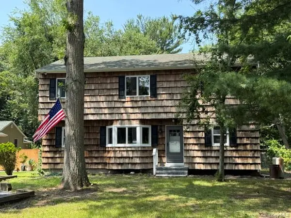 130 Park LN, Middle Island, NY 11953