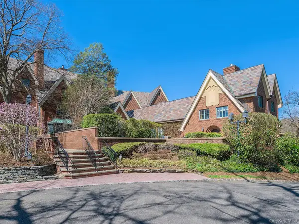 155 Estate CT, Roslyn Heights, NY 11577