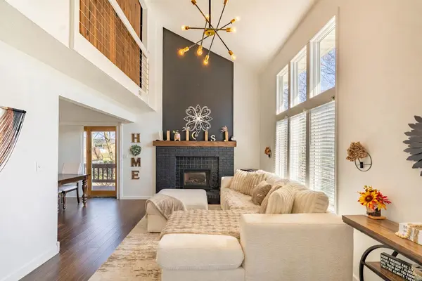 607 Weatherwood LN, Valparaiso, IN 46383