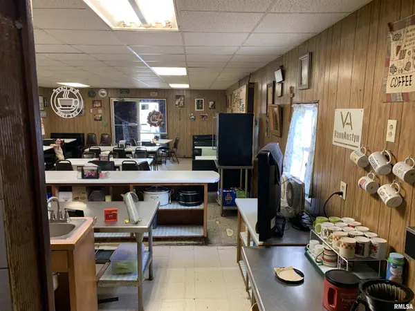 100 S MAIN ST, Alexis, IL 61412