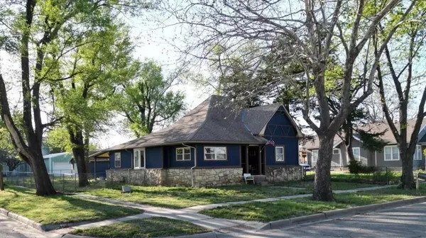 327 Houston St, Winfield, KS 67156