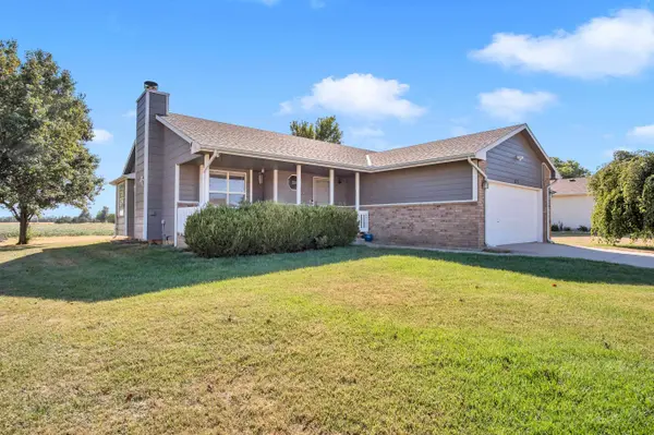 517 Clover Lane, Hesston, KS 67062
