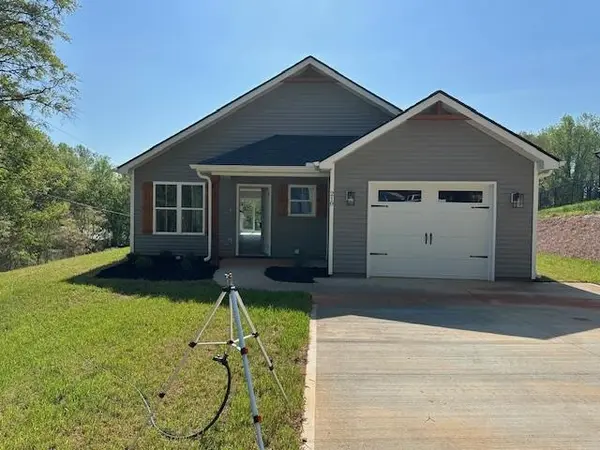 210 E Greenwood ST,  Landrum,  SC 29356