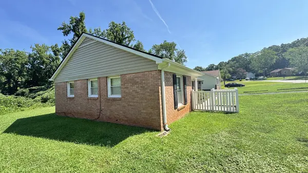 136 Raintree Dr, Spartanburg, SC 29301