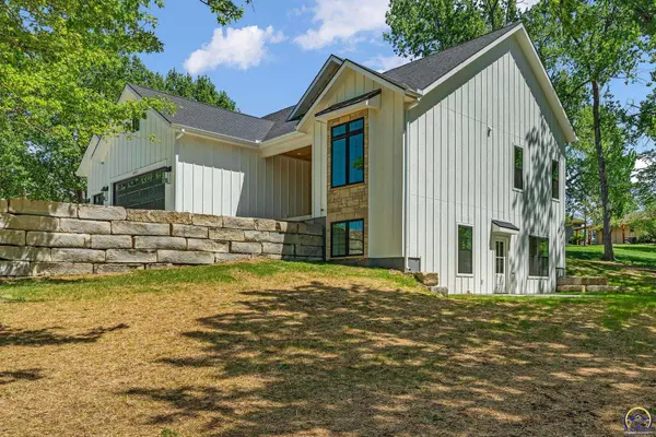 6855 SW Aylesbury RD, Topeka, KS 66610