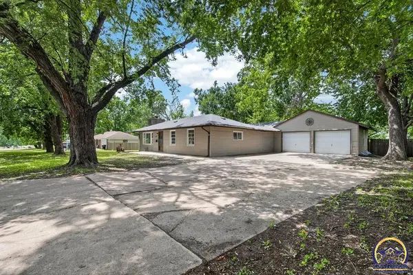 3015 SE Illinois AVE, Topeka, KS 66605