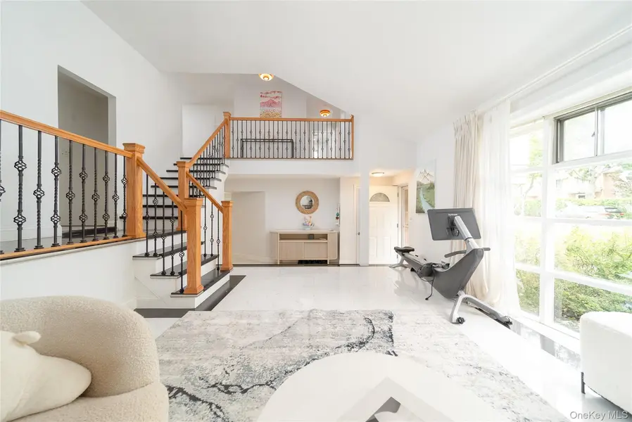 1 Horizon RD, Great Neck, NY 11020