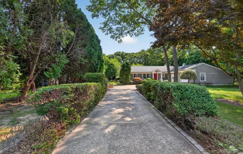 9 Acorn PATH, East Quogue, NY 11942