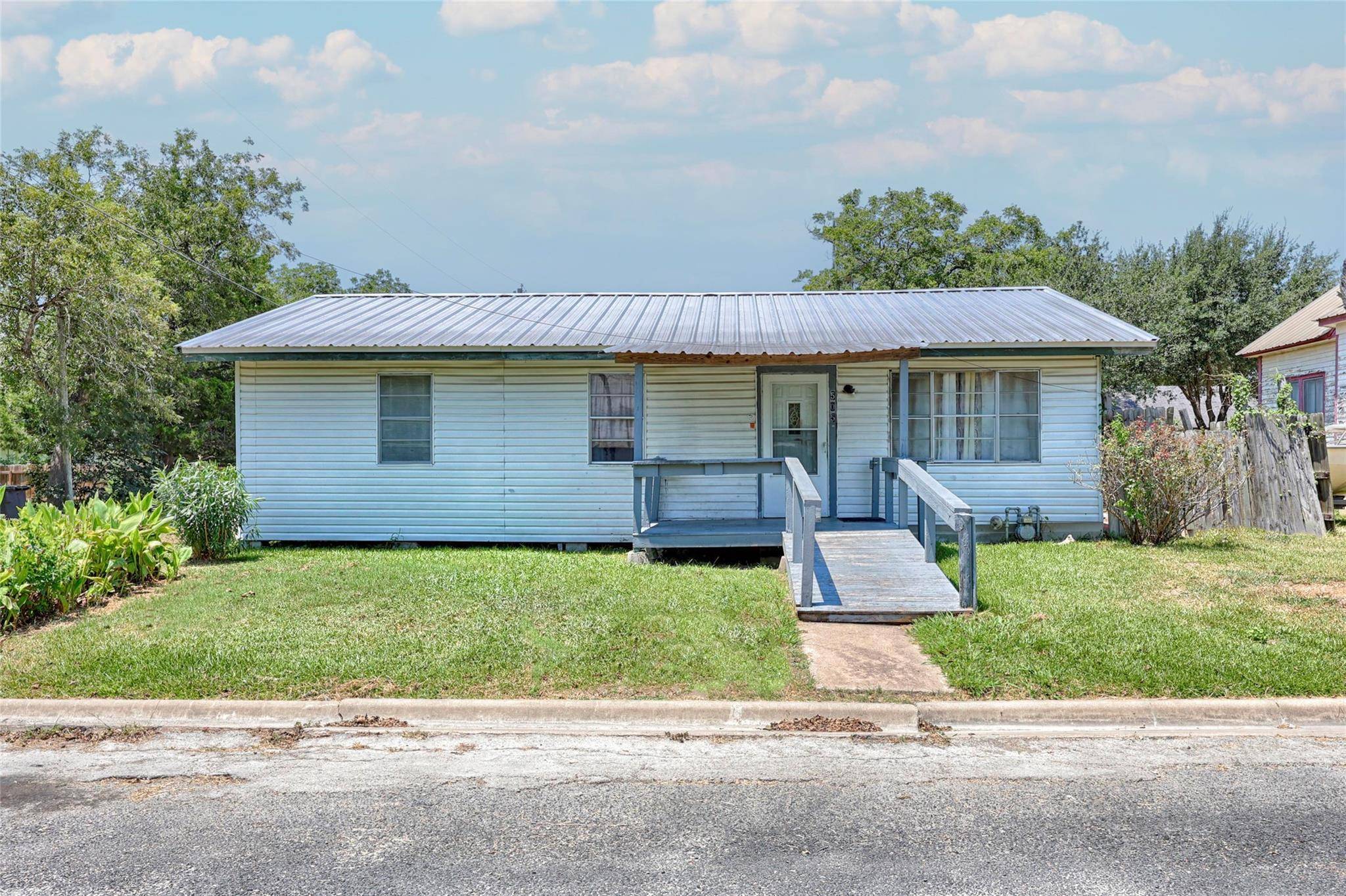 505 Kellett Ave, Schulenburg, TX 78956