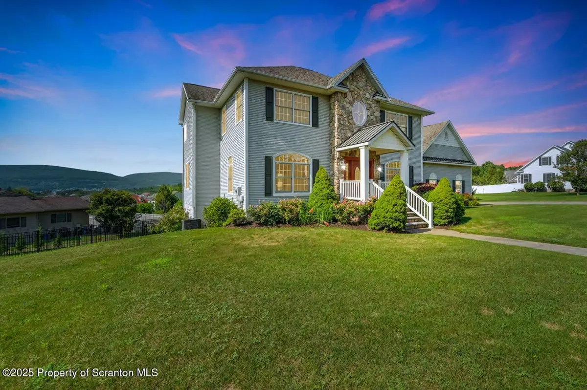 302 School Side DR, Throop, PA 18512
