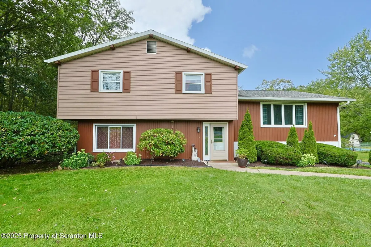 17 Frontier RD, Bear Creek, PA 18702