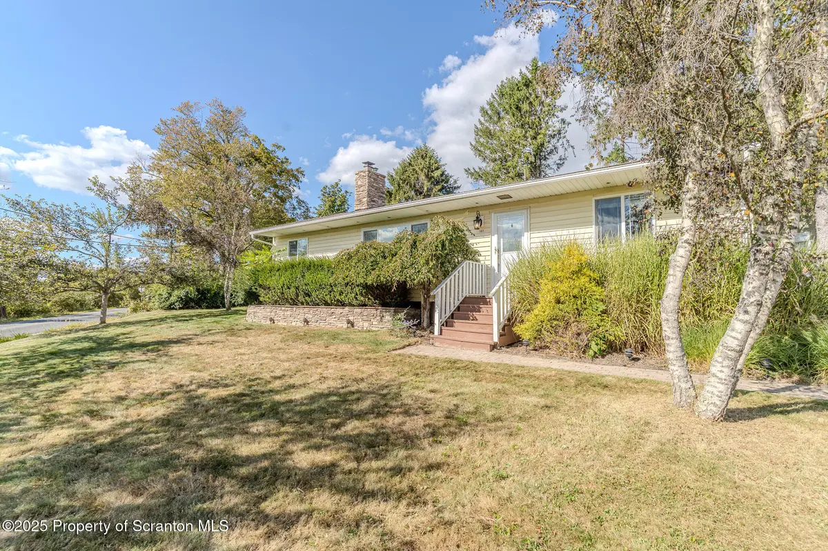 101 Bonnie DR, North Abington Twp, PA 18414