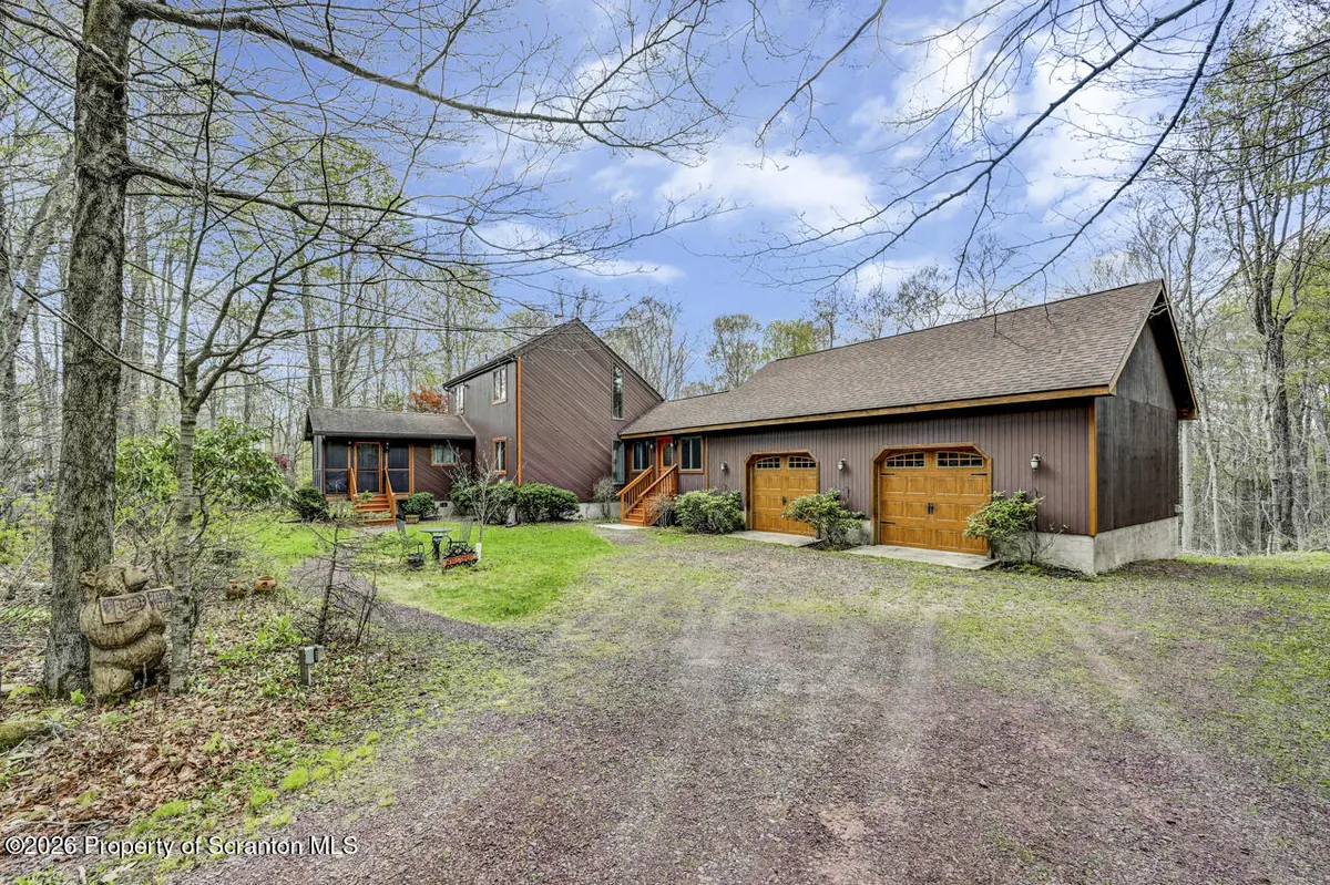 33 Solitude DR, Madison Twp, PA 18444