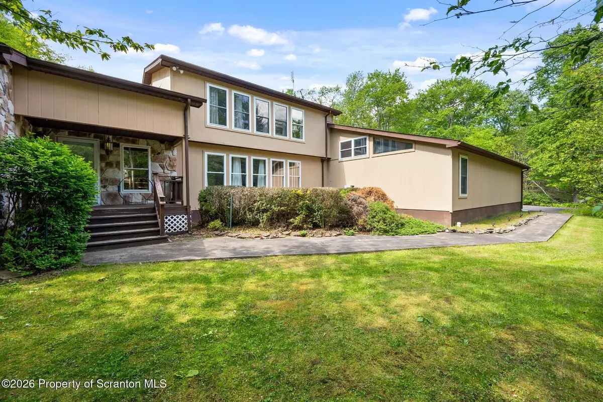 58 Bender RD, Gouldsboro, PA 18424