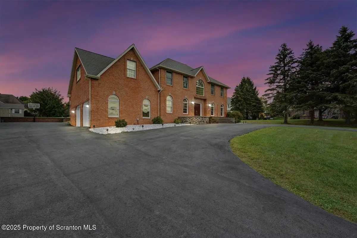 105 Crossgate DR, South Abington Twp, PA 18411