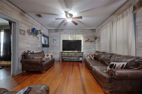 309 Anderson ST, Schulenburg, TX 78956