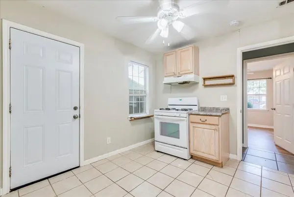 609 Cottonwood ST #B, Lockhart, TX 78644