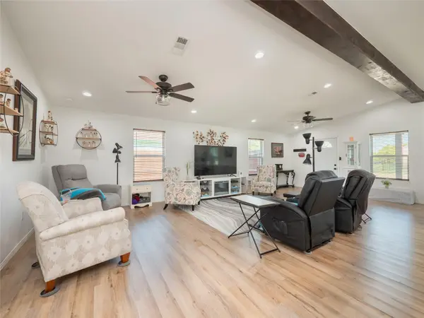 614 W 3rd ST, Mcgregor, TX 76657