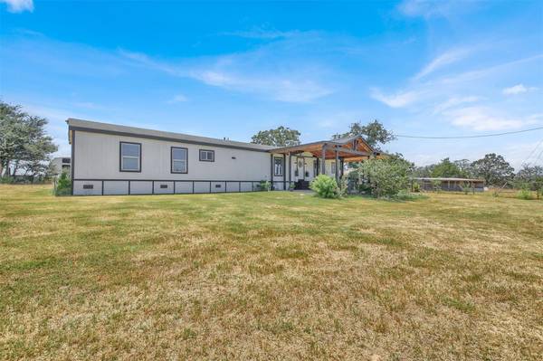 599 Rocky LN, Luling, TX 78648