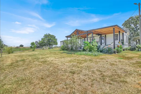 599 Rocky LN, Luling, TX 78648