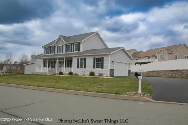 525 Poppy LN, Moosic, PA 18507
