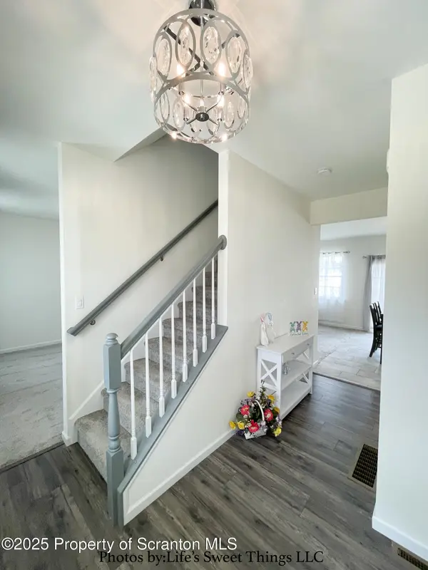525 Poppy LN, Moosic, PA 18507