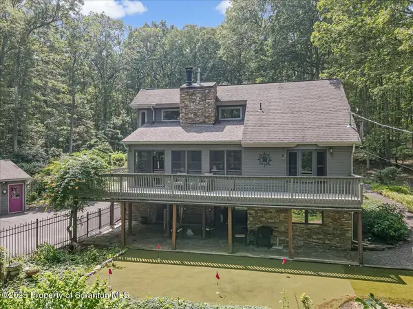 141 Cove Point CIR, Lakeville, PA 18438
