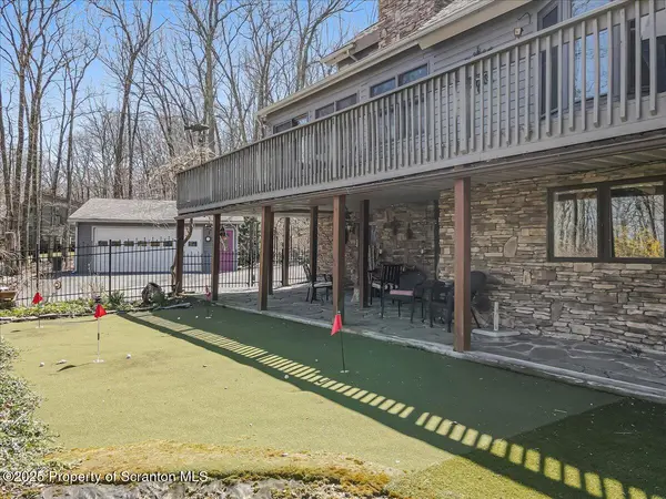141 Cove Point CIR, Lakeville, PA 18438