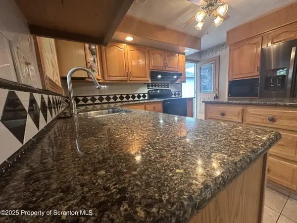 290 Holly LN, Sturges, PA 18447