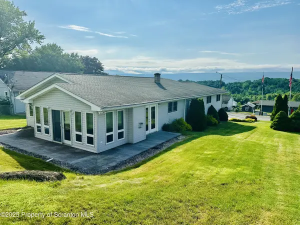 290 Holly LN, Sturges, PA 18447