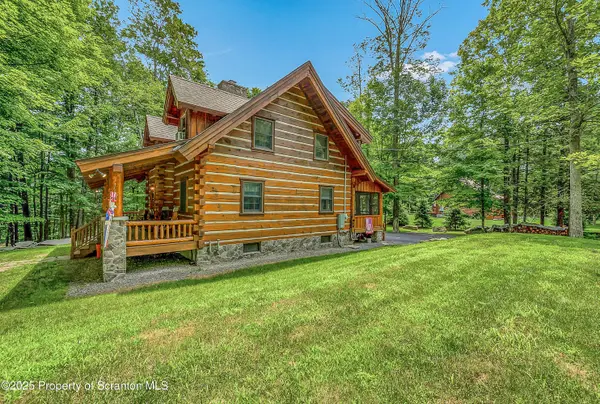 5 Capricorn CIR, Lake Ariel, PA 18436