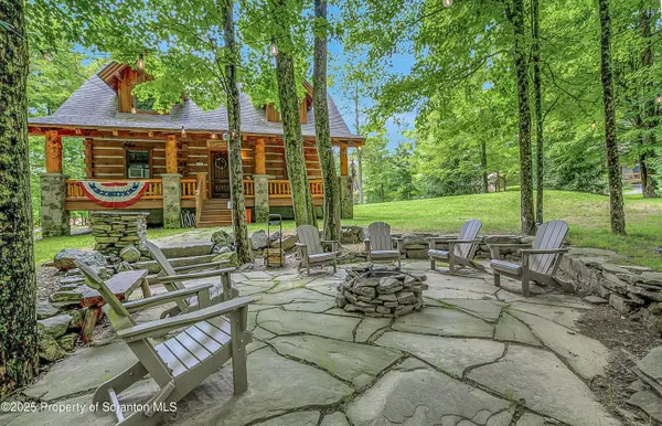 5 Capricorn CIR, Lake Ariel, PA 18436