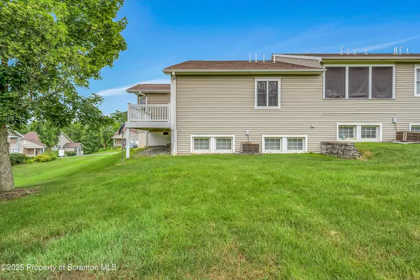 8 Parkland DR, South Abington Twp, PA 18411