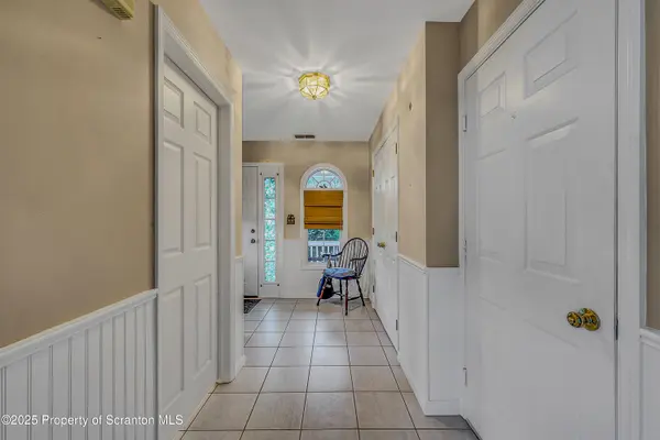 8 Parkland DR, South Abington Twp, PA 18411