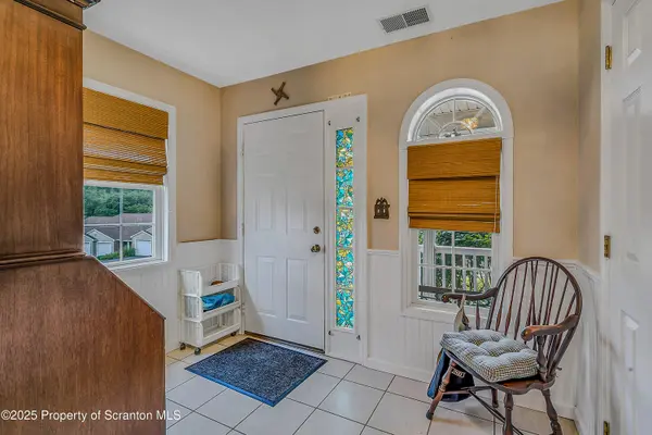 8 Parkland DR, South Abington Twp, PA 18411