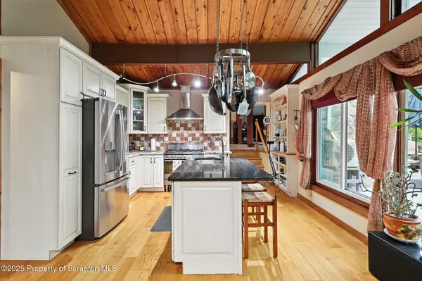 3 Wagon RD, Jefferson Twp, PA 18436