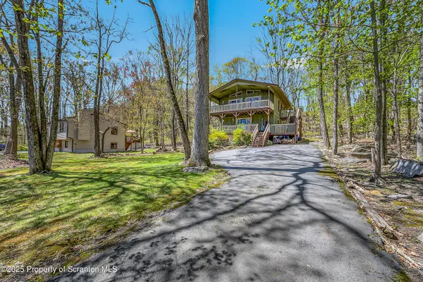 106 Lookout DR, Lords Valley, PA 18428