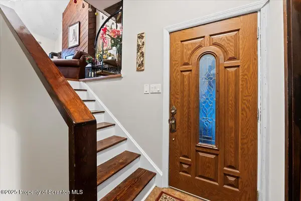 150 Dover DR, Bushkill, PA 18324