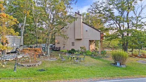 150 Dover DR, Bushkill, PA 18324