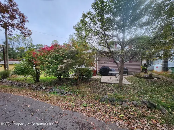 18 Circle AVE, Wapwallopen, PA 18660