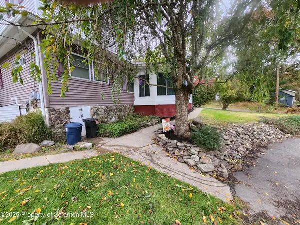 18 Circle AVE, Wapwallopen, PA 18660