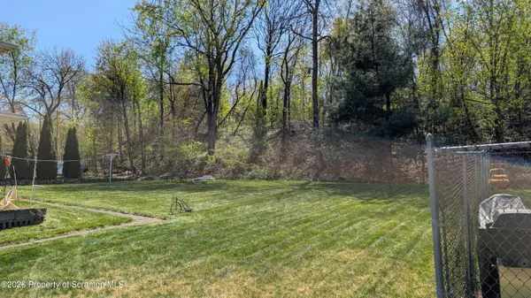 618 Shirley LN, Dunmore, PA 18512