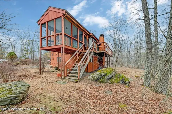 107 Rimrock LN, Lords Valley, PA 18428