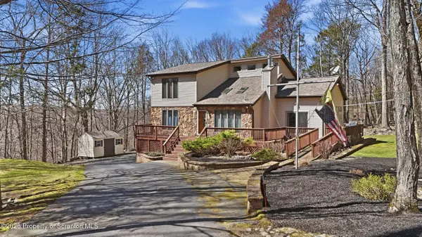 102 Larch LN, Greentown, PA 18426