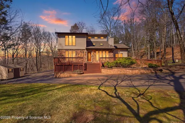 102 Larch LN, Greentown, PA 18426