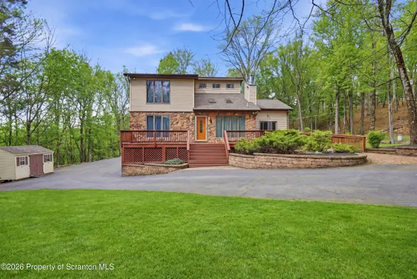 102 Larch LN, Greentown, PA 18426