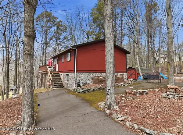 150 Tanglewood DR, Greentown, PA 18426