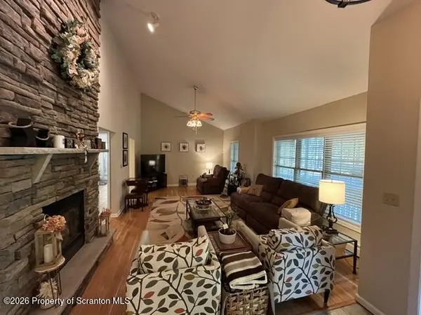 5 Cardinal DR, Gouldsboro, PA 18424
